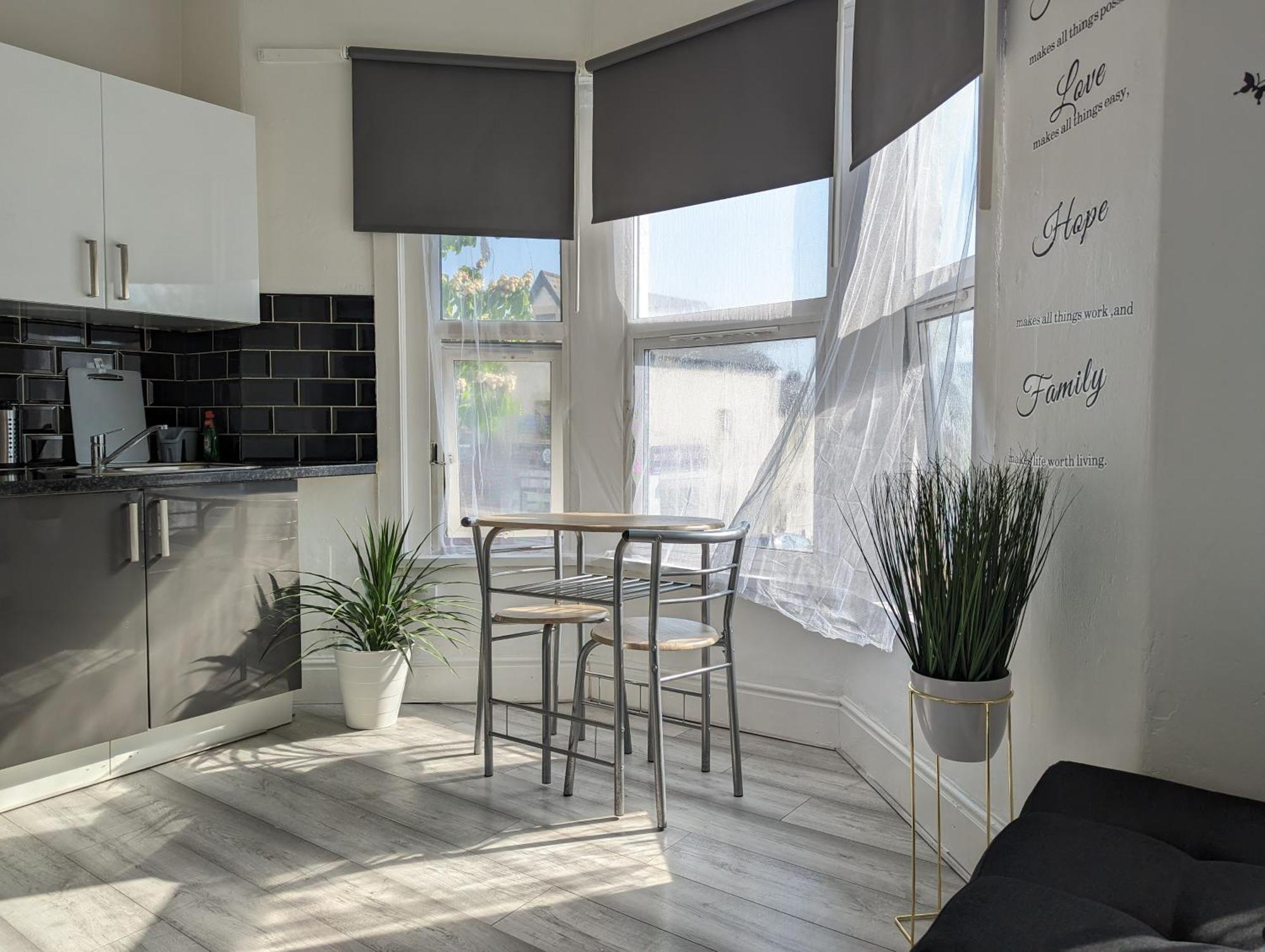 Inner-City Apartments - Basic Amenites Cardiff Dış mekan fotoğraf