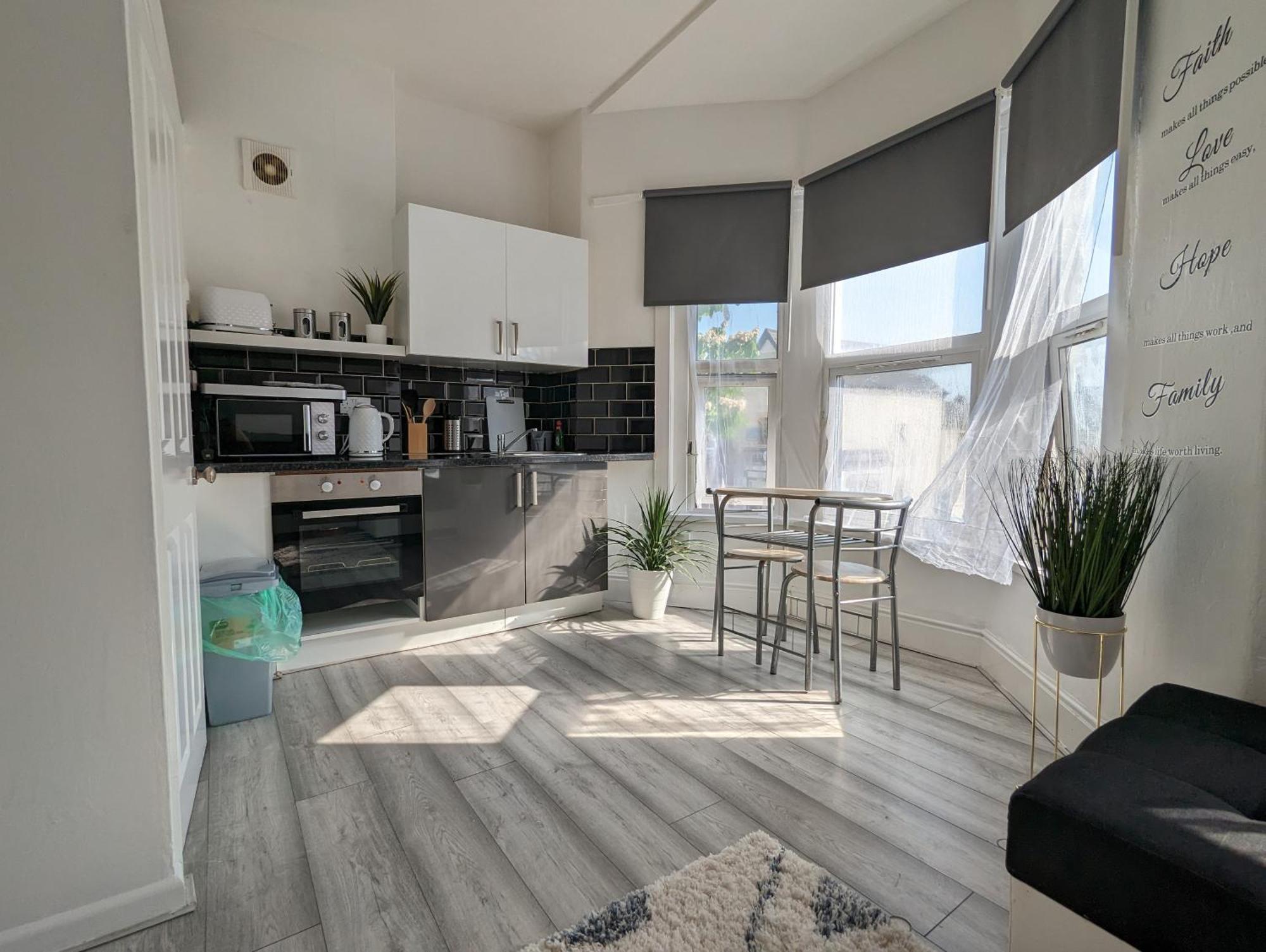 Inner-City Apartments - Basic Amenites Cardiff Dış mekan fotoğraf